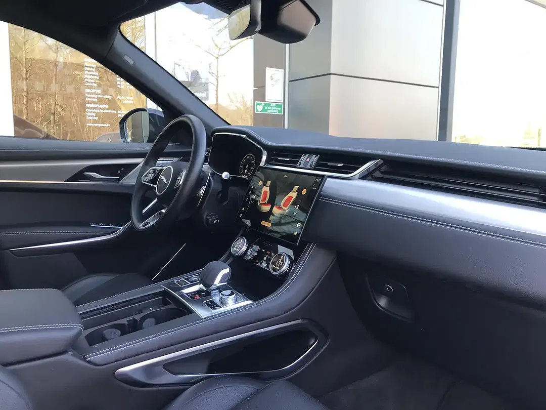 Jaguar F-Pace P400e PHEV 4x4 R-Dynamic SE - Thumbnail 4