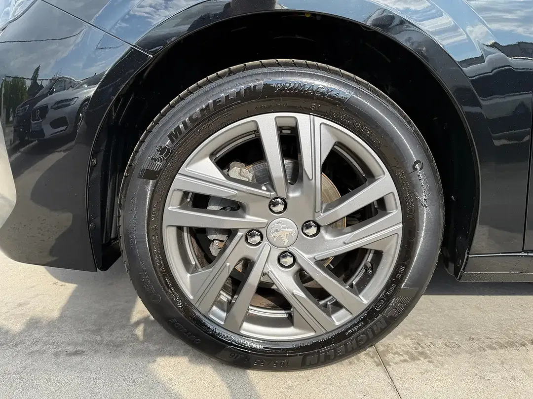 Peugeot 208 - Thumbnail 11