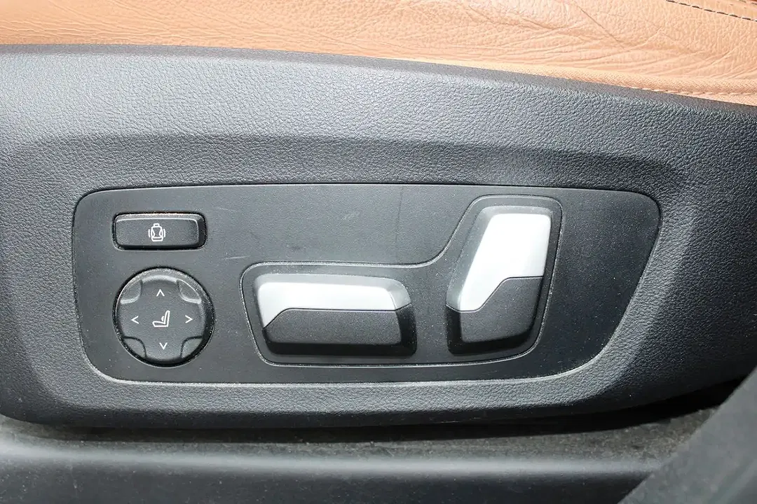 BMW iX3 - Thumbnail 9