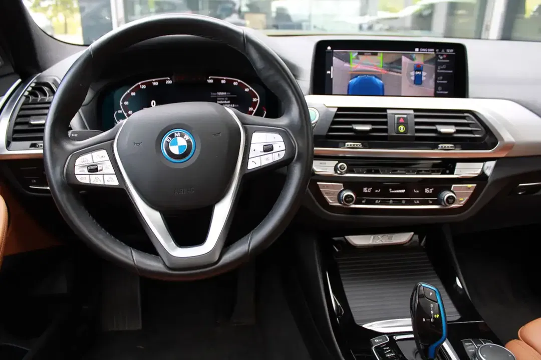 BMW iX3 - Thumbnail 10