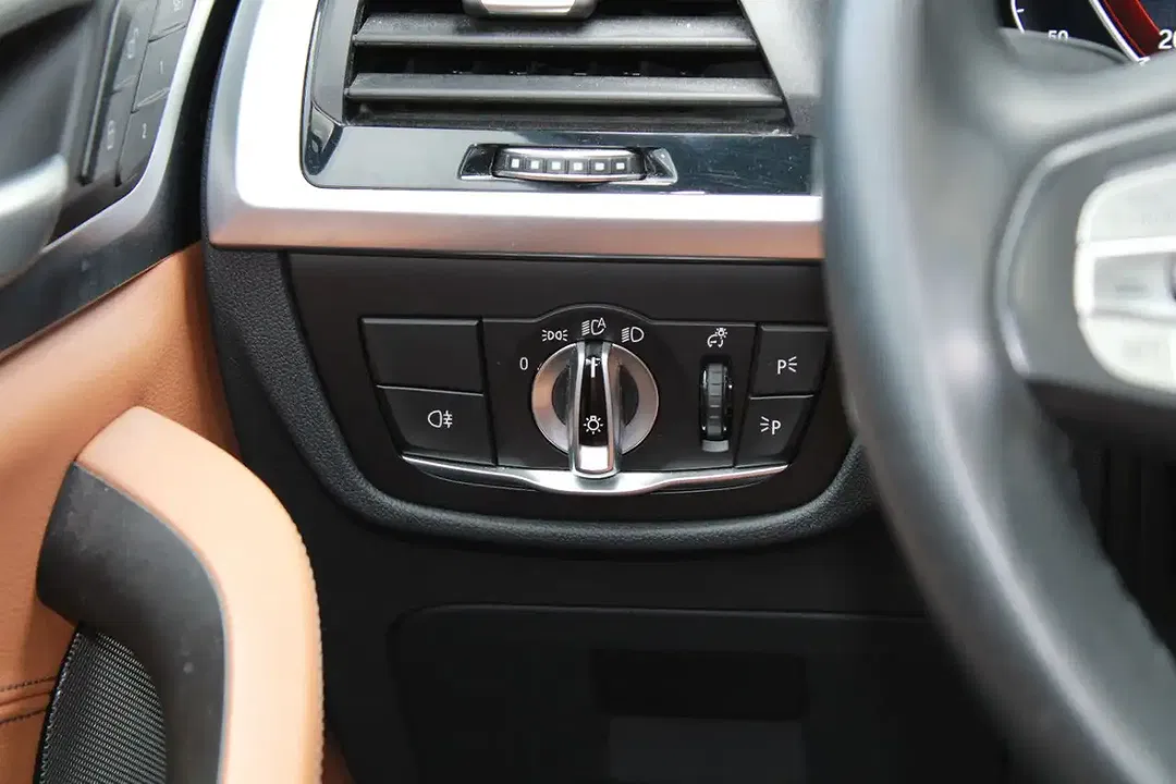 BMW iX3 - Thumbnail 11