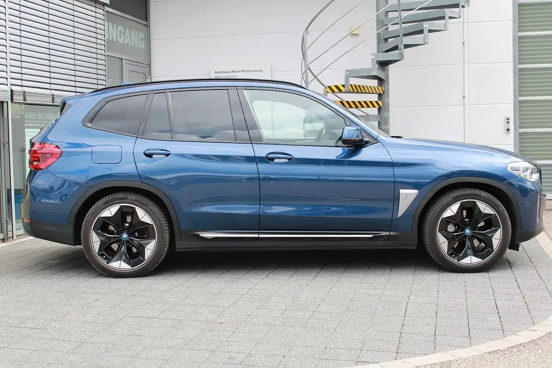 BMW iX3 - Thumbnail 3