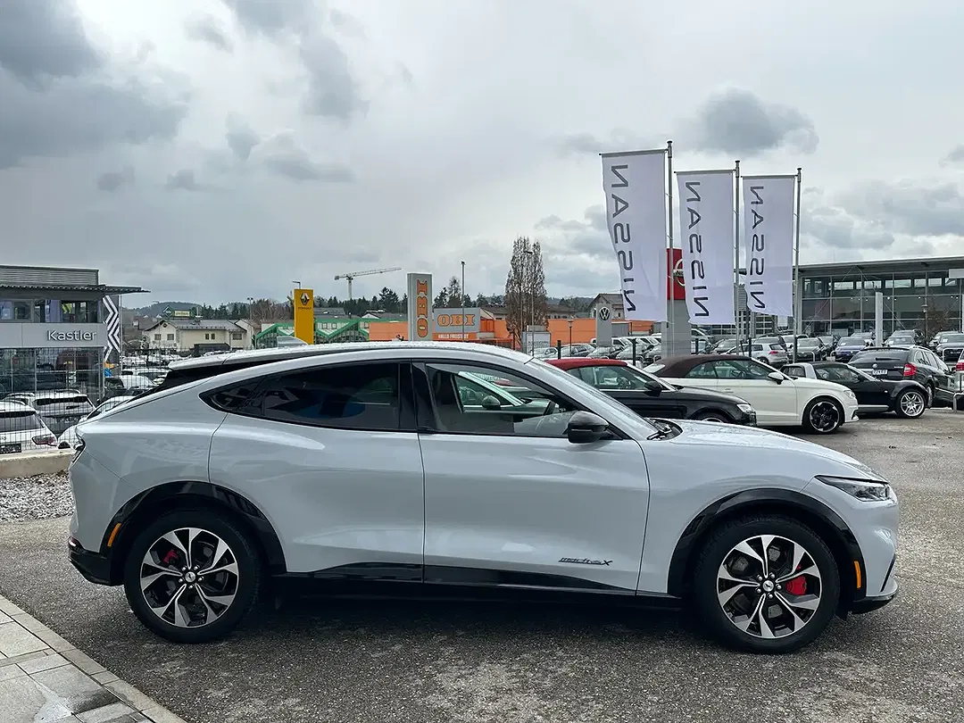 Ford Mustang Mach-E Extended Range 4x4 - Thumbnail 4