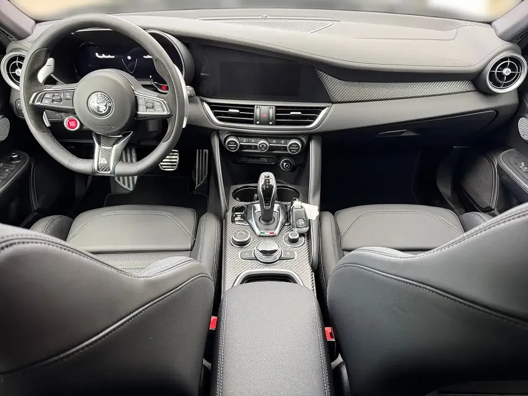Alfa Romeo Giulia Quadrifoglio - Thumbnail 10
