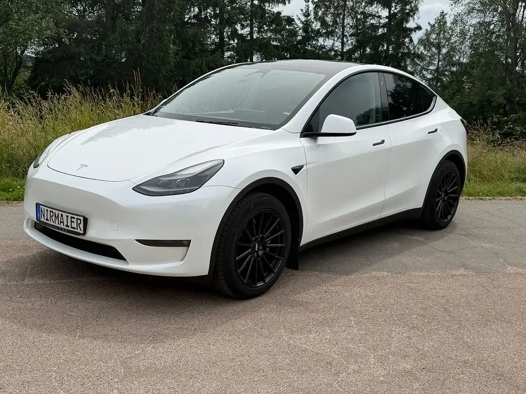 Tesla Model Y AWD Dual Motor Long Range - Thumbnail 3