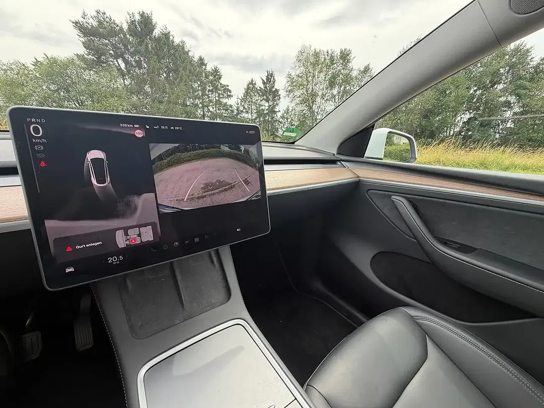 Tesla Model Y AWD Dual Motor Long Range - Thumbnail 9