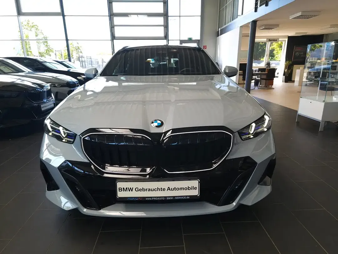BMW 520 Touring M Sport - Thumbnail 2