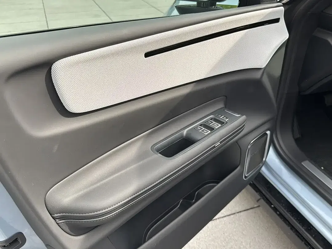 Polestar 4 - Thumbnail 8