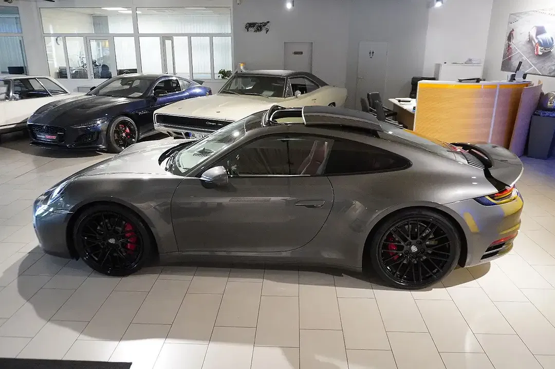 Porsche 992 Carrera 4S - Thumbnail 4