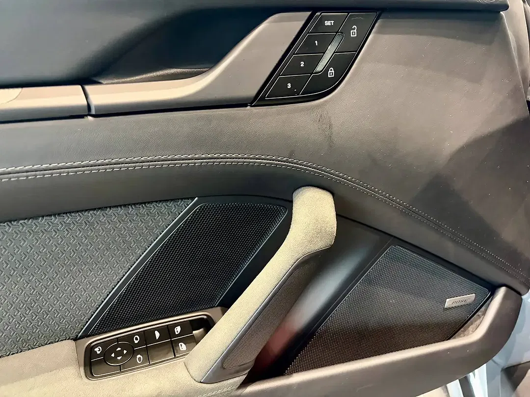 Porsche 911 GTS Cabriolet - Thumbnail 10