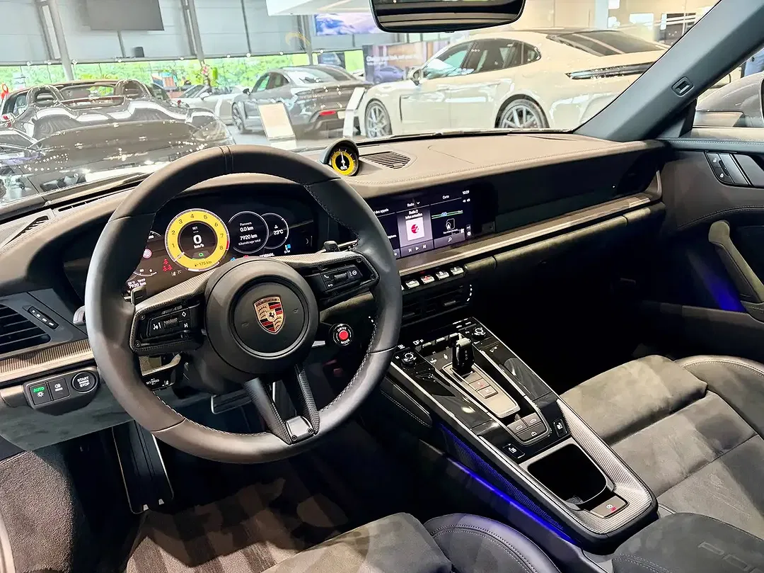 Porsche 911 GTS Cabriolet - Thumbnail 11