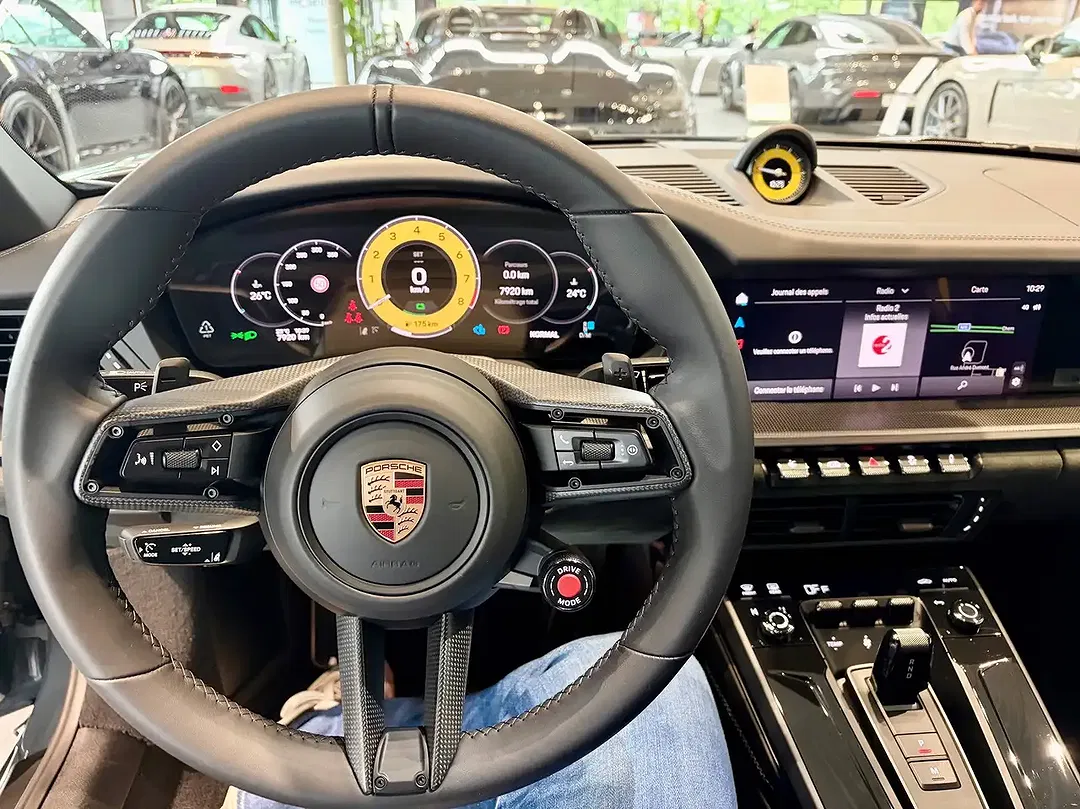 Porsche 911 GTS Cabriolet - Thumbnail 14