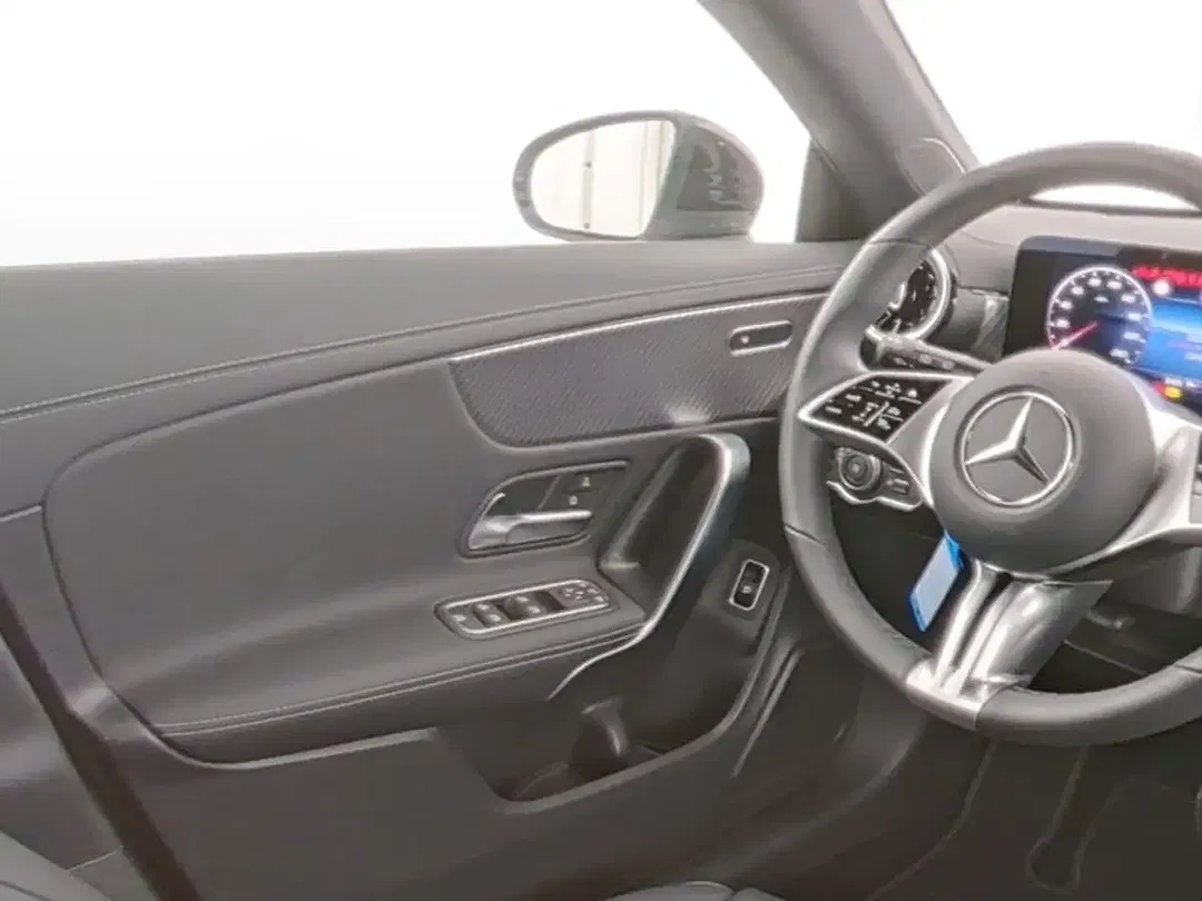 Mercedes-Benz CLA 180 - Thumbnail 9