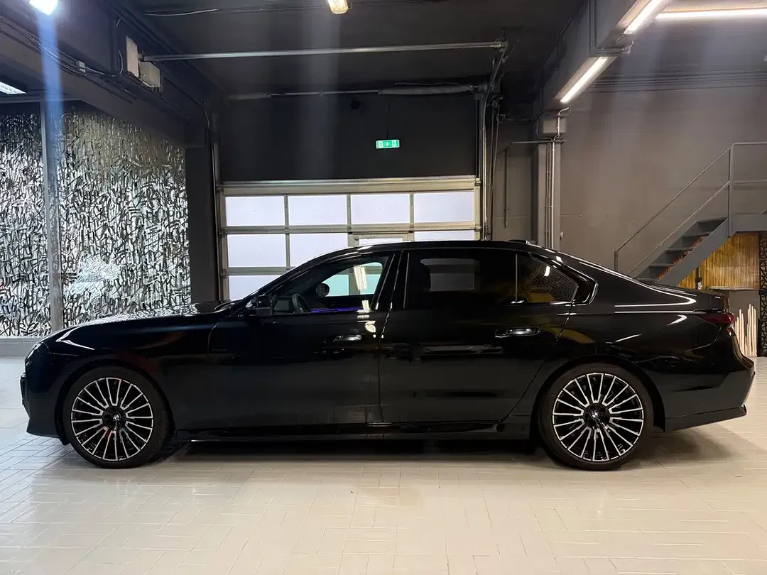 BMW 740 M Sport Pro Lounge - Thumbnail 4
