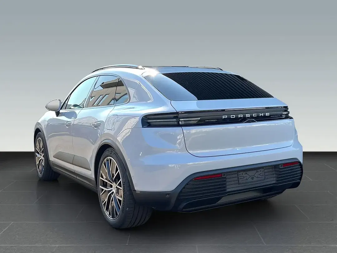 Porsche Macan 4 - Thumbnail 3