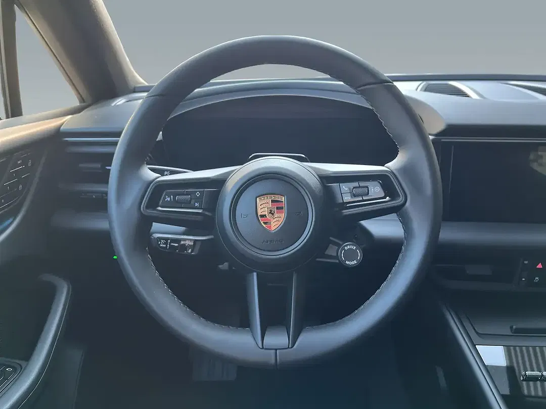 Porsche Macan 4 - Thumbnail 9
