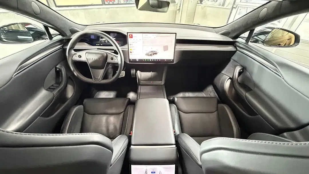 Tesla Model S Plaid - Thumbnail 10
