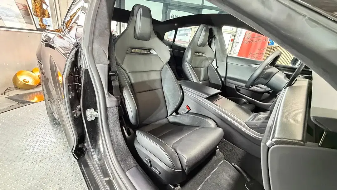 Tesla Model S Plaid - Thumbnail 13