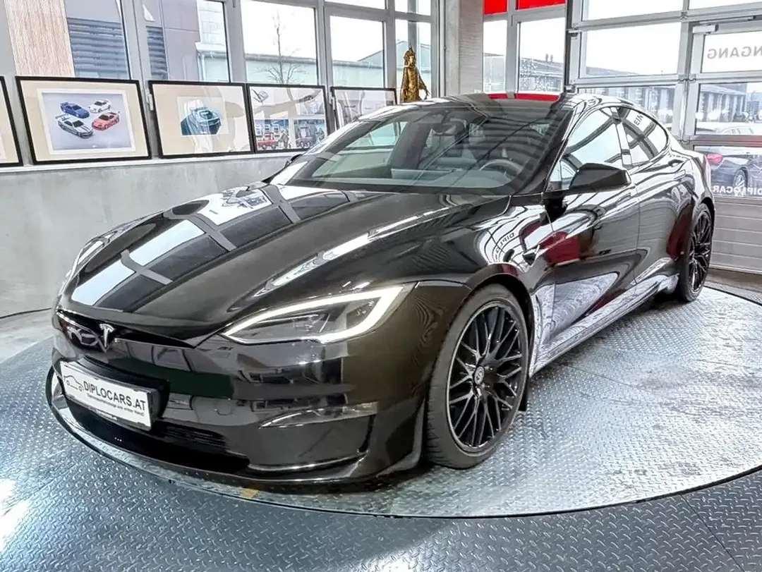 Tesla Model S Plaid - Thumbnail 3
