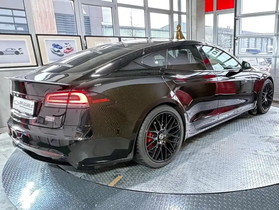 Tesla Model S Plaid - Thumbnail 6