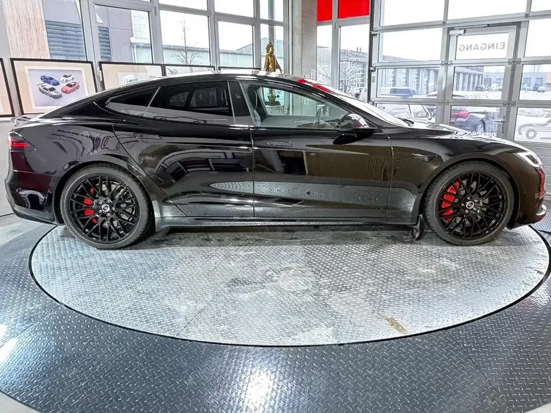 Tesla Model S Plaid - Thumbnail 7