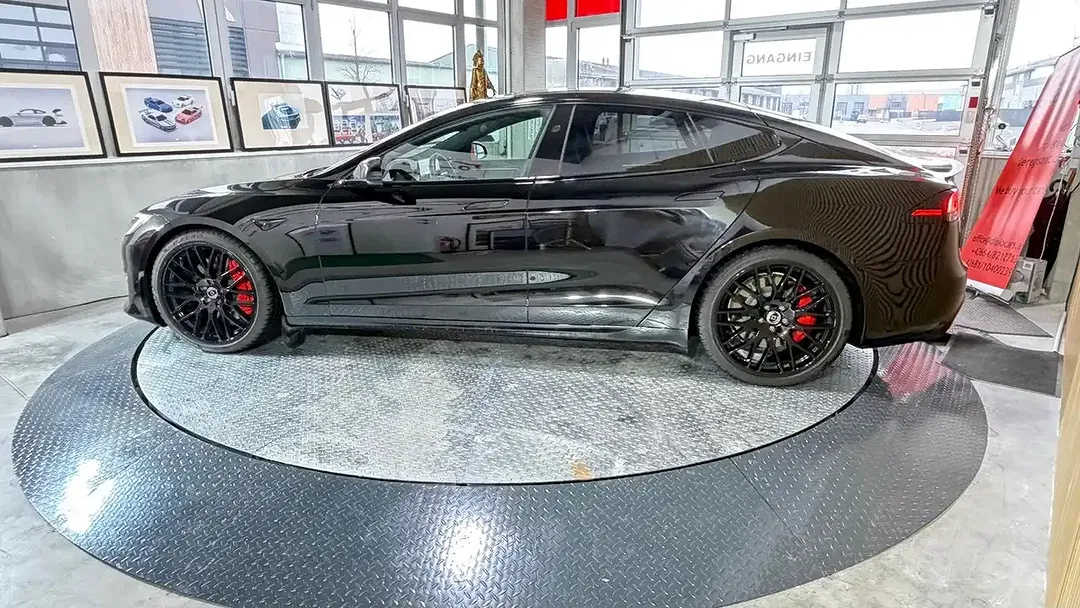 Tesla Model S Plaid - Thumbnail 8