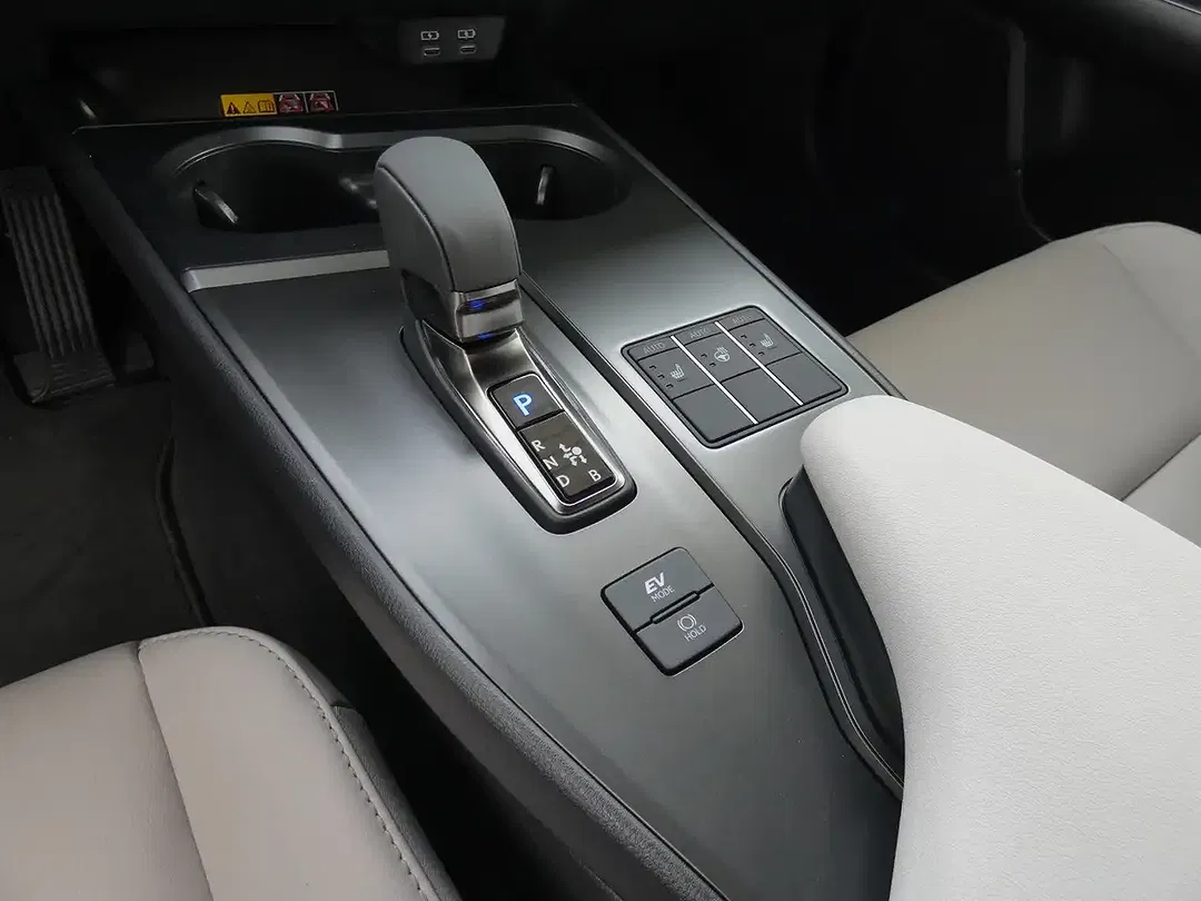 Lexus UX 300h Hybrid F SPORT Design Entry - Thumbnail 13