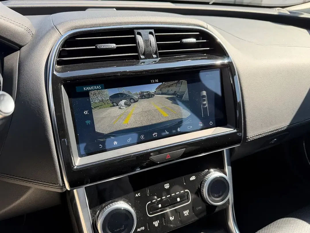 Jaguar XE S - Thumbnail 14