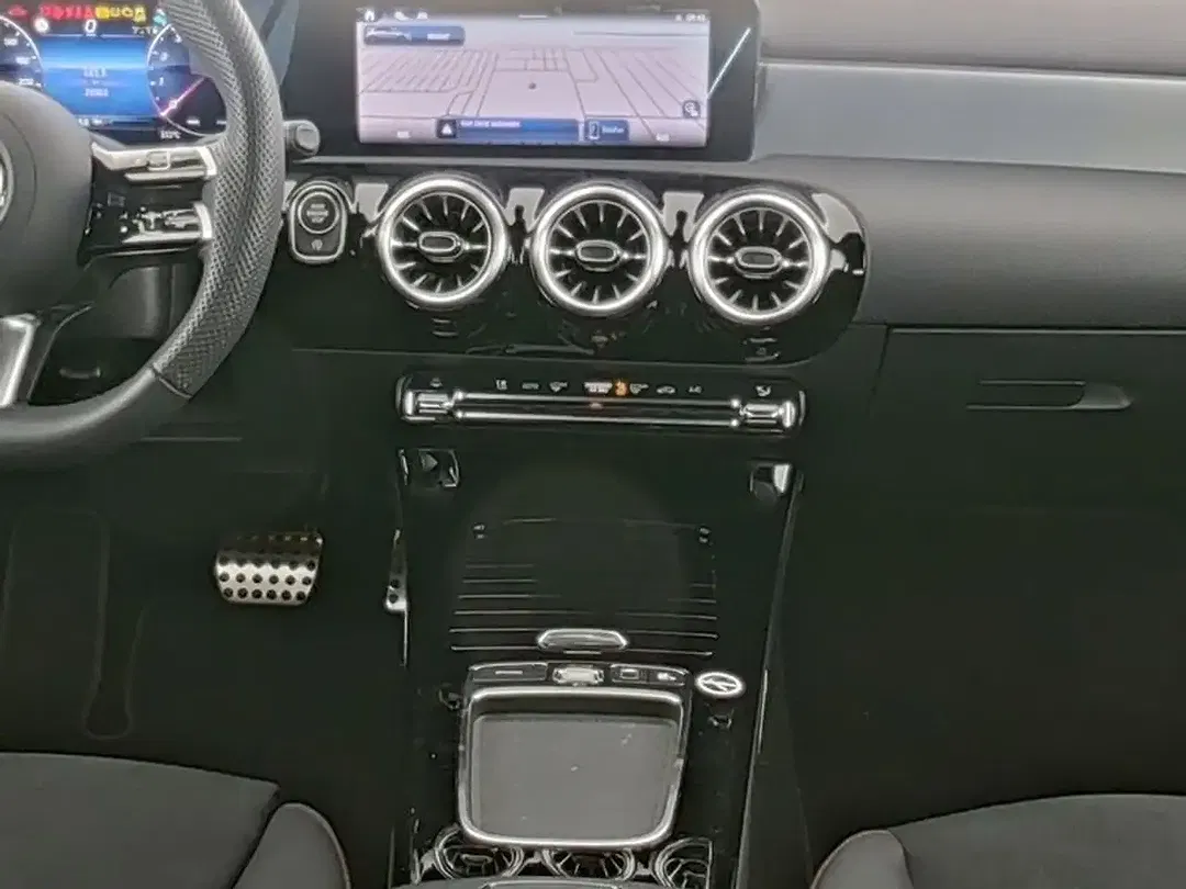 Mercedes-Benz A 180 Edition AMG Line - Thumbnail 4