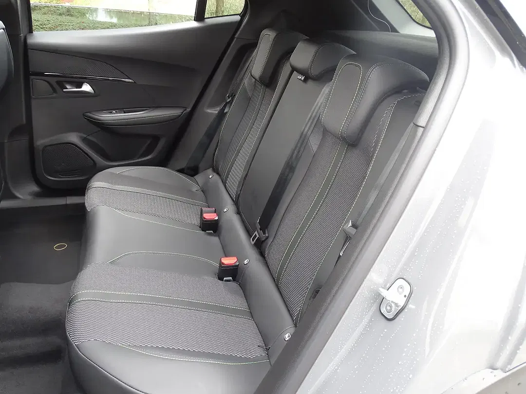 Peugeot 2008 145 e-DSC6 Hybrid GT - Thumbnail 12