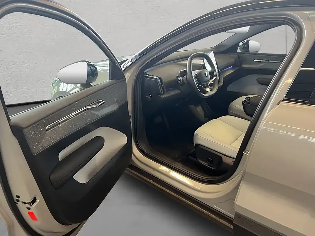 Volvo EX30 AWD Twin Motor Performance Ultra - Thumbnail 9