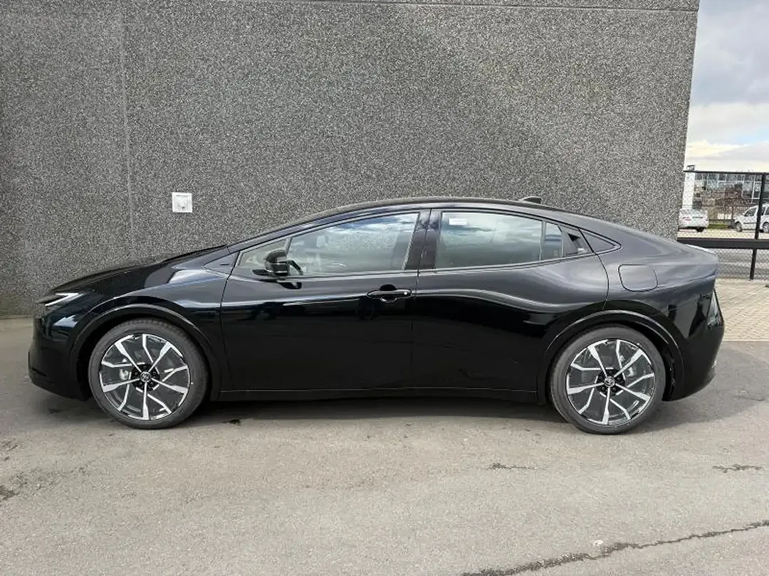 Toyota Prius Premium Plus - Thumbnail 3