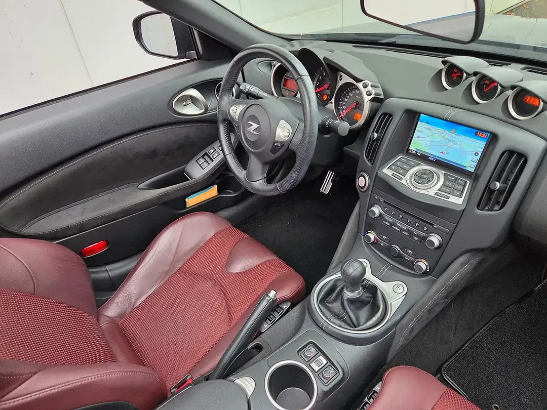 Nissan 370Z - Thumbnail 11