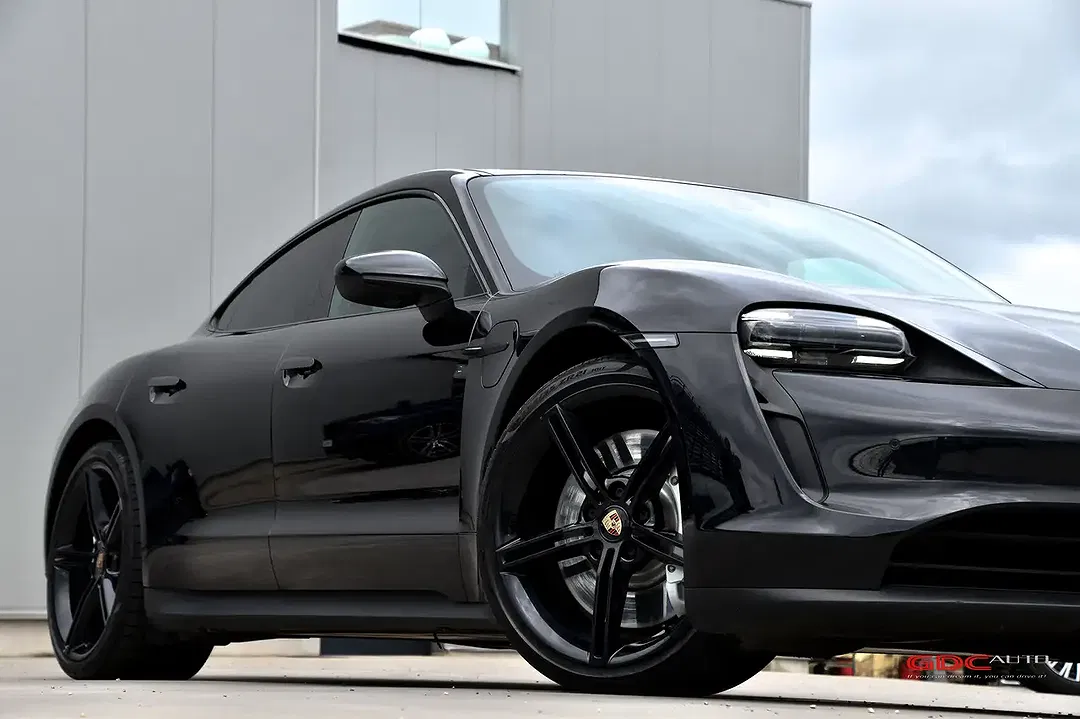 Porsche Taycan - Thumbnail 11