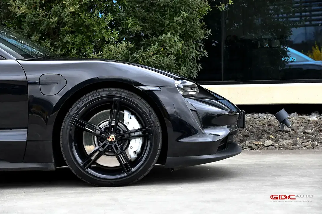 Porsche Taycan - Thumbnail 12