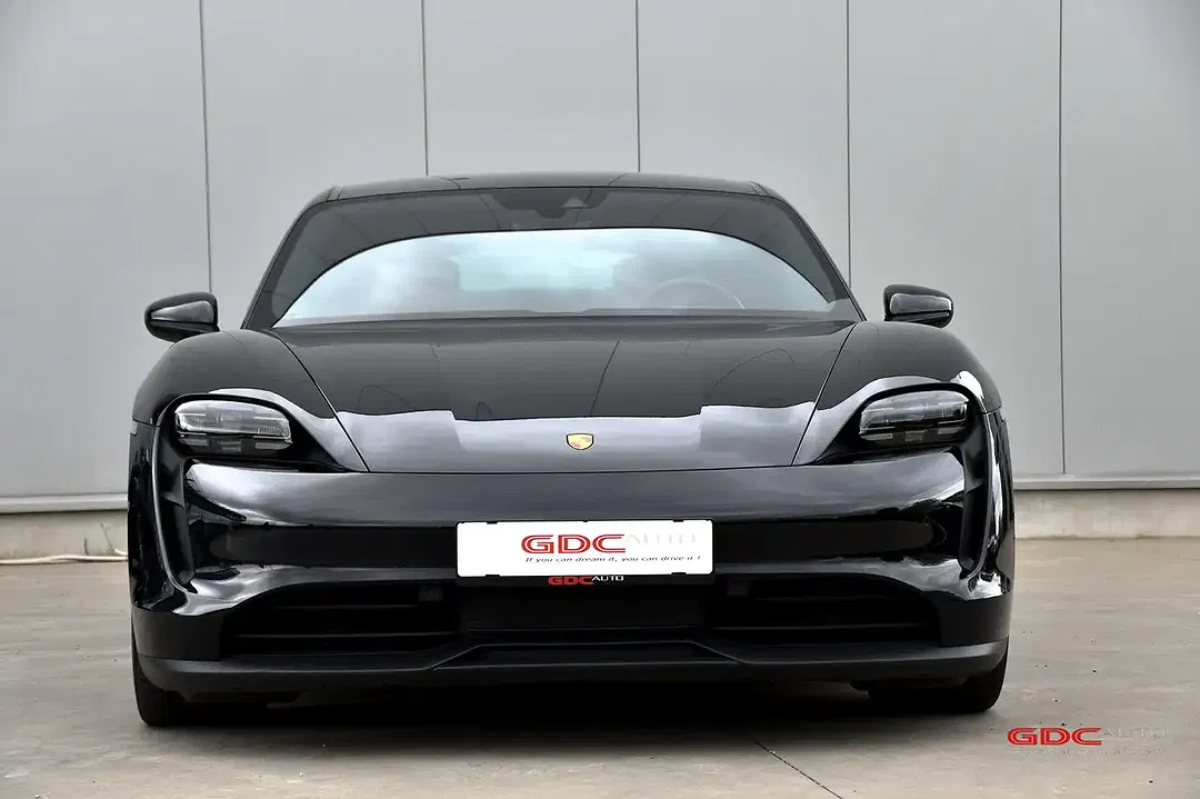 Porsche Taycan - Thumbnail 3