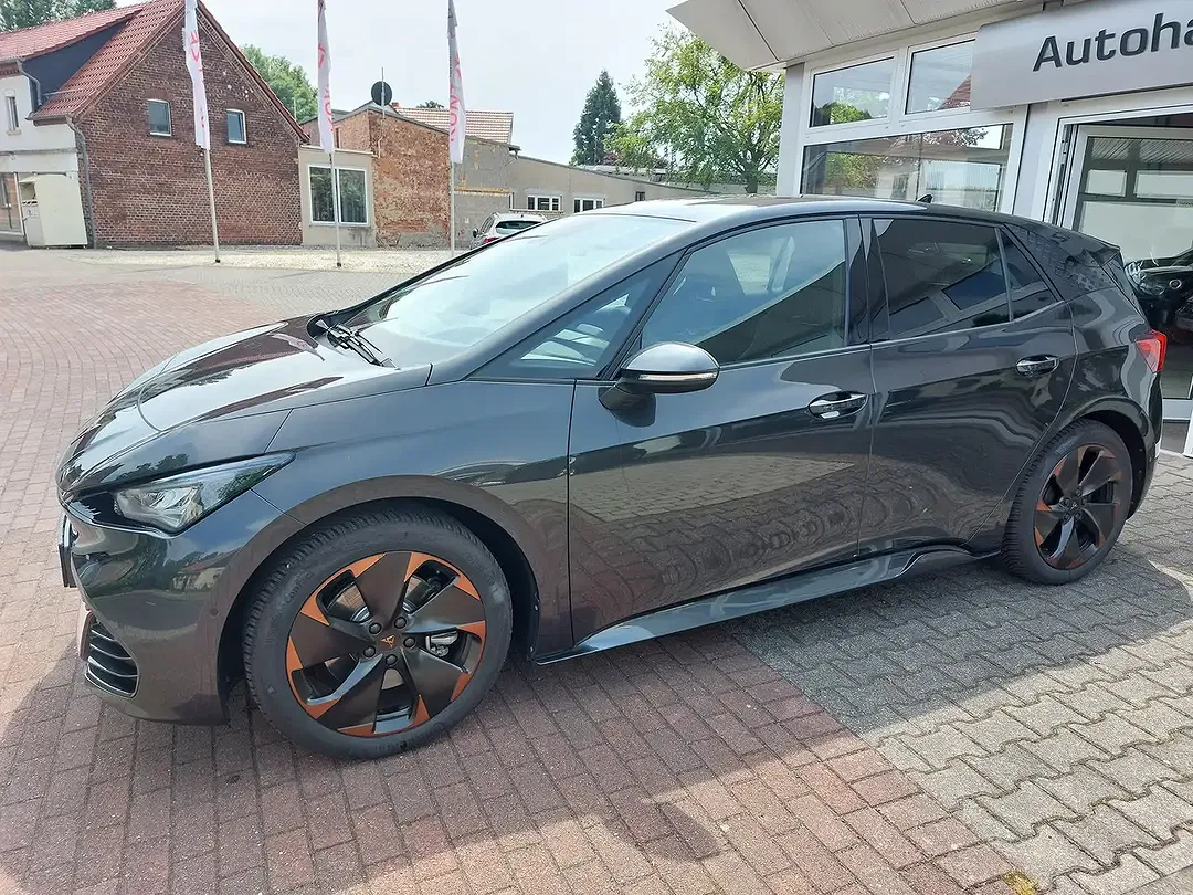 CUPRA Born - Thumbnail 2