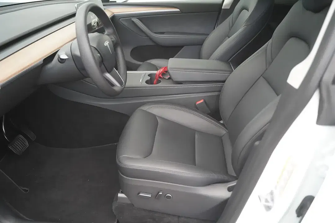 Tesla Model Y AWD Long Range - Thumbnail 9
