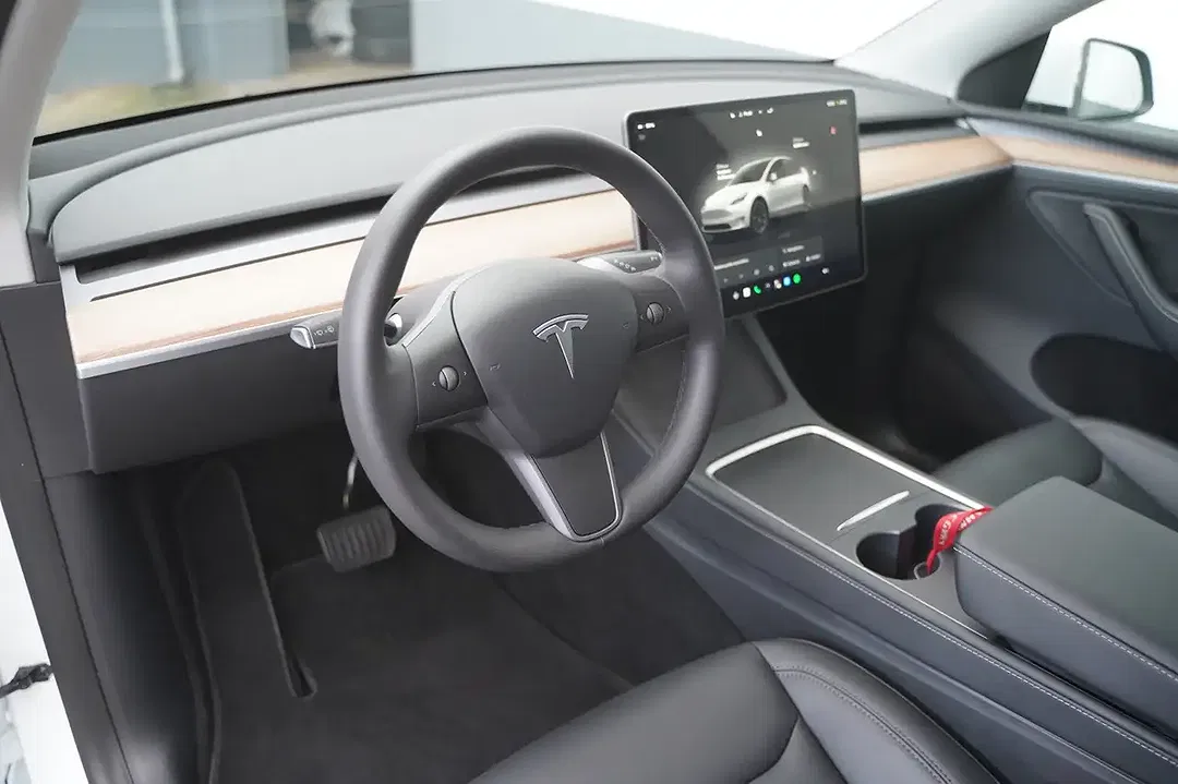 Tesla Model Y AWD Long Range - Thumbnail 10