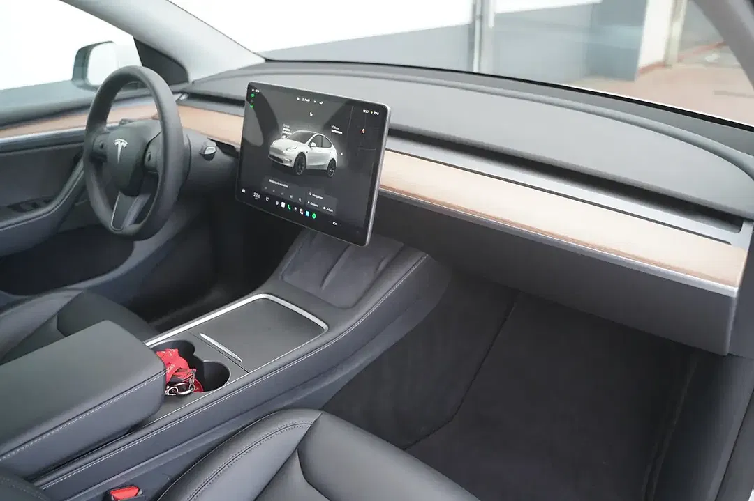 Tesla Model Y AWD Long Range - Thumbnail 16