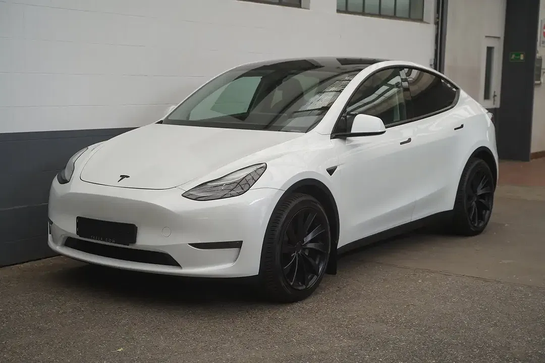 Tesla Model Y AWD Long Range - Thumbnail 3