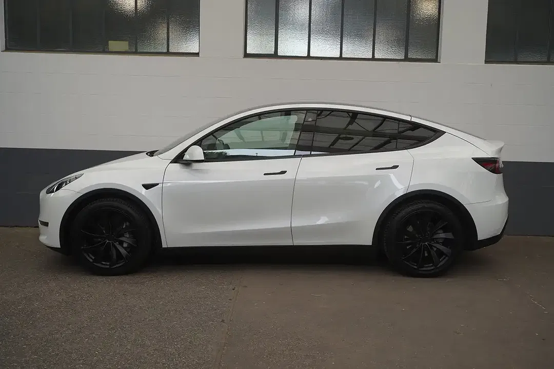 Tesla Model Y AWD Long Range - Thumbnail 4
