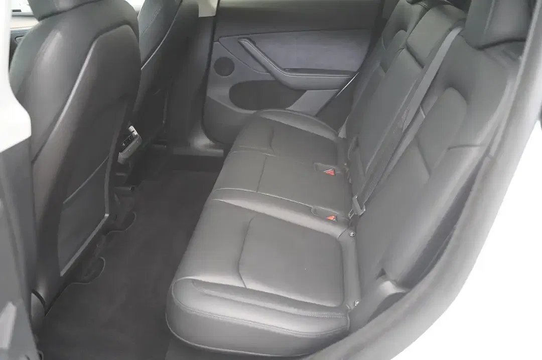 Tesla Model Y AWD Long Range - Thumbnail 8