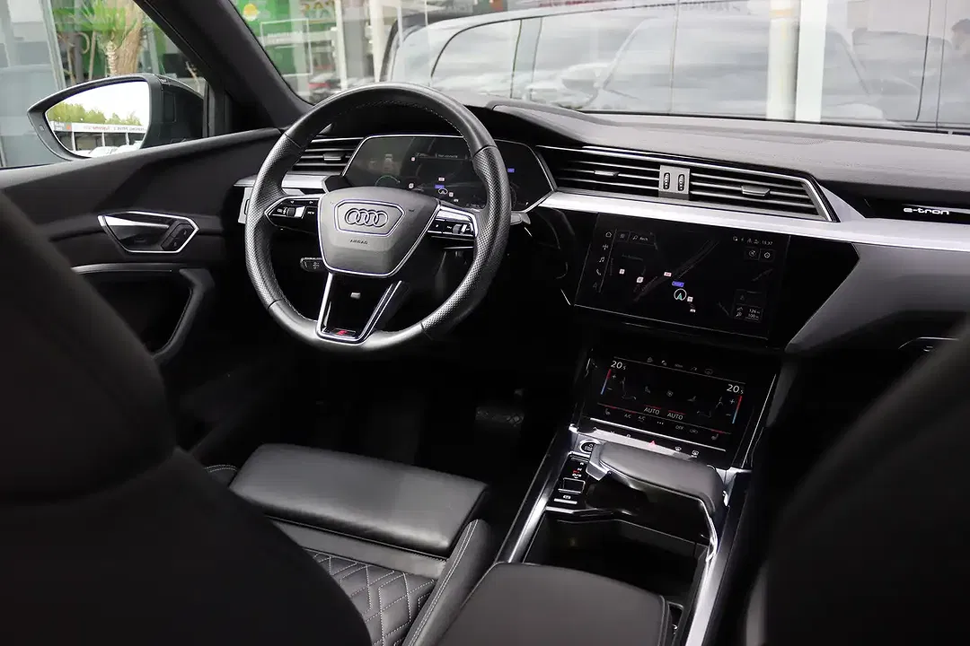 Audi Q8 55 e-tron quattro Sportback S line - Thumbnail 13