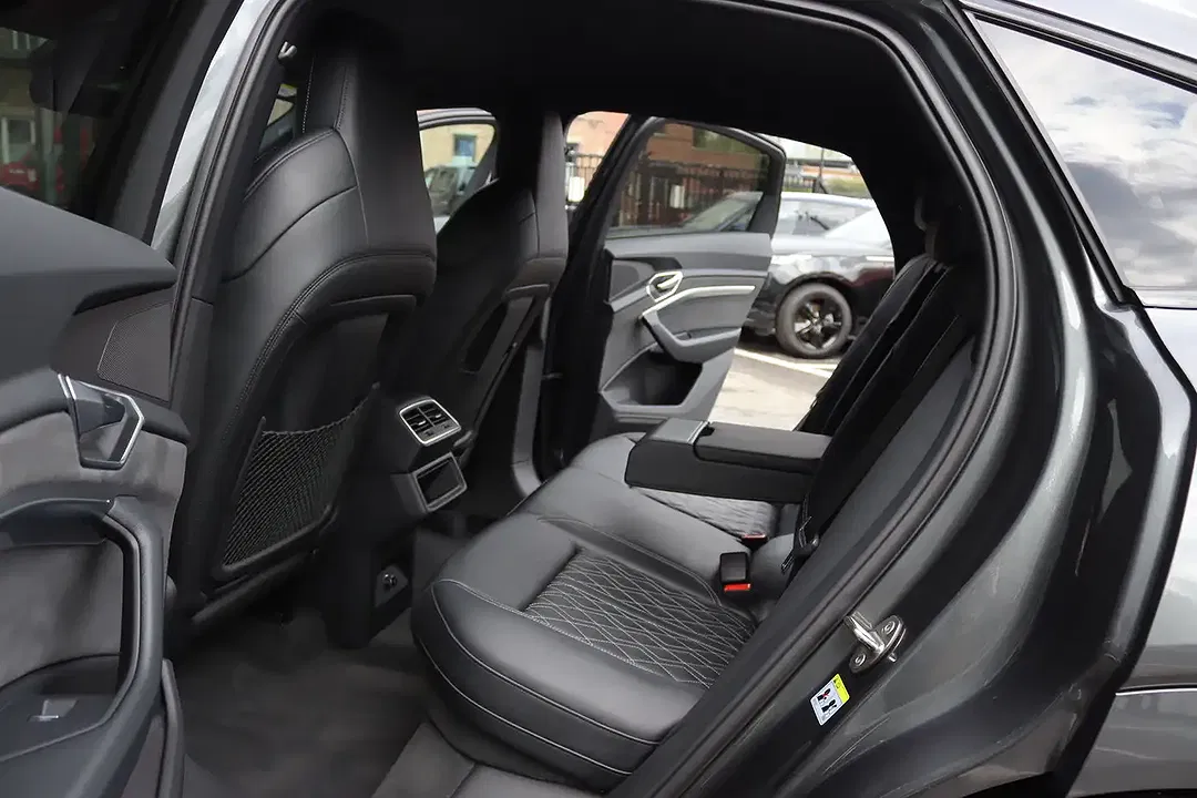 Audi Q8 55 e-tron quattro Sportback S line - Thumbnail 8