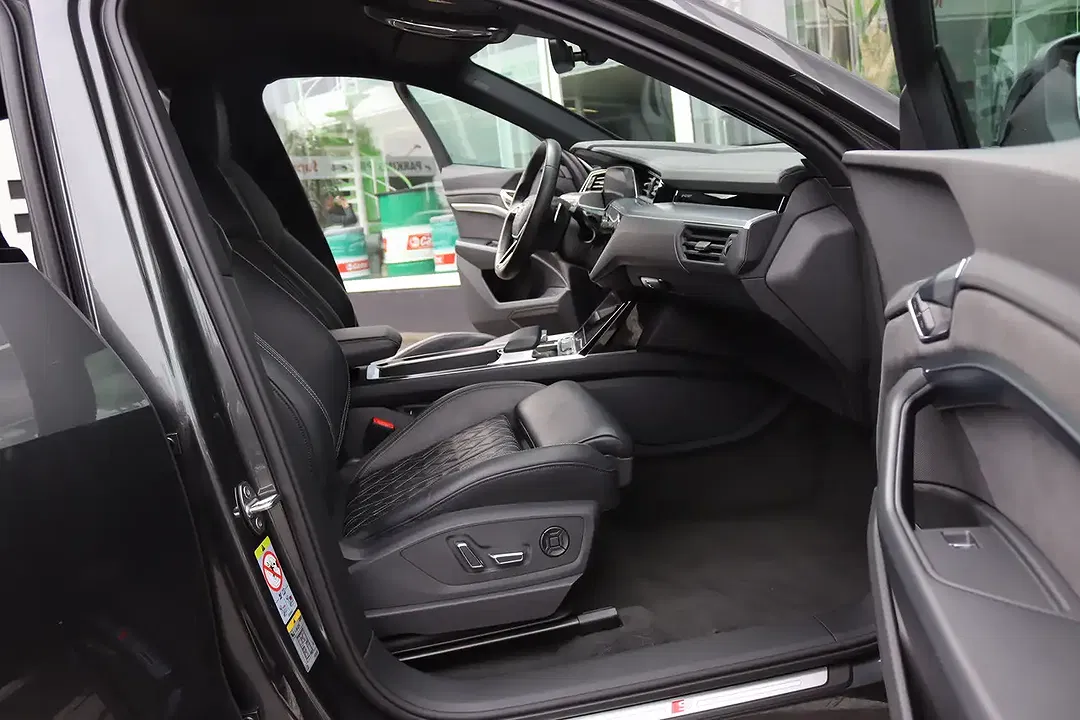 Audi Q8 55 e-tron quattro Sportback S line - Thumbnail 9