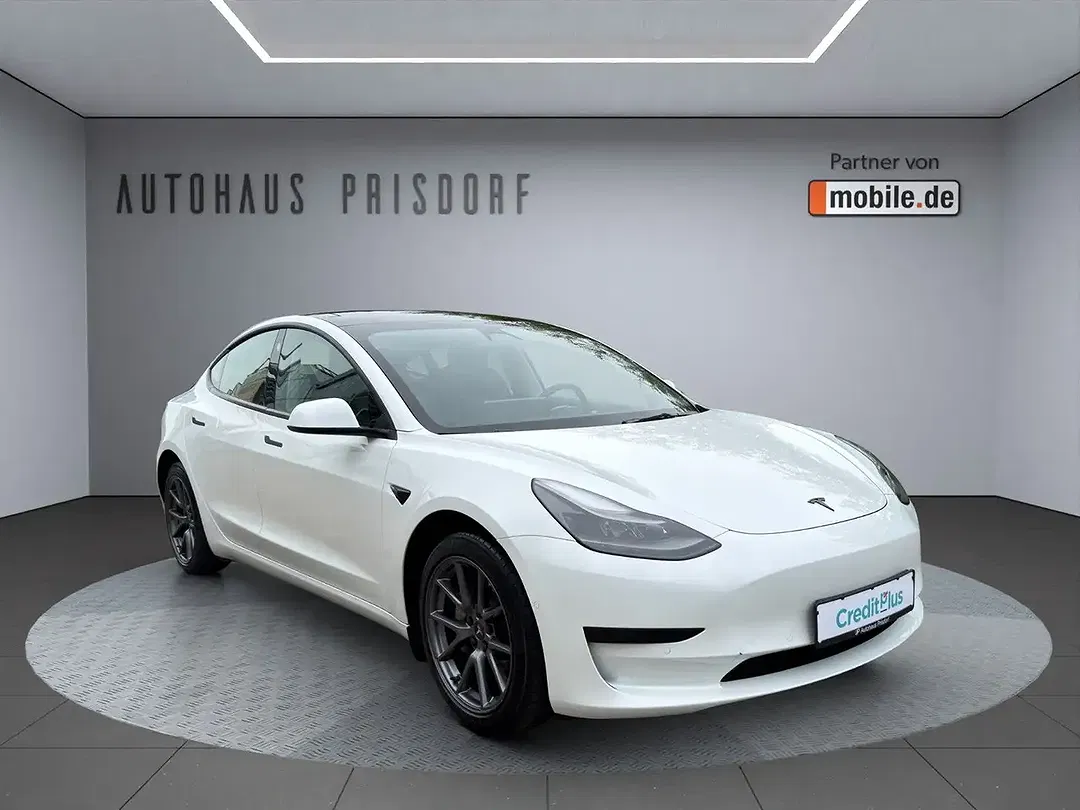 Tesla Model 3 RWD - Thumbnail 3