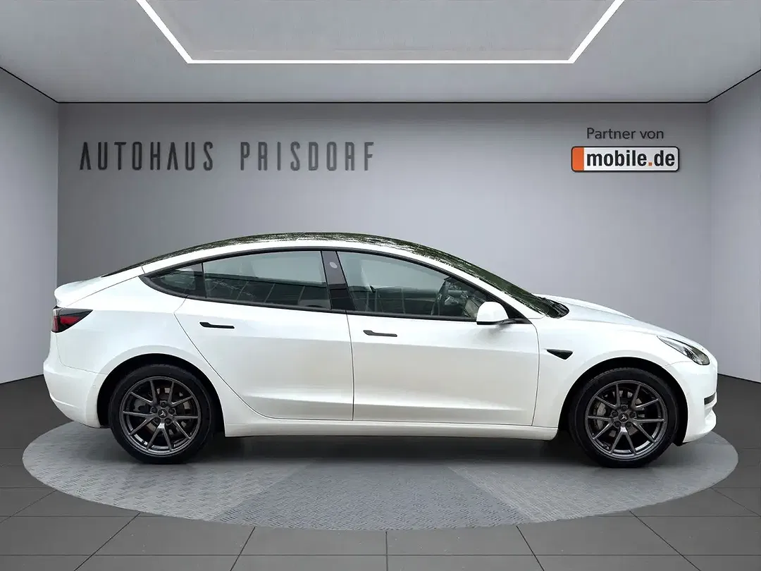 Tesla Model 3 RWD - Thumbnail 4