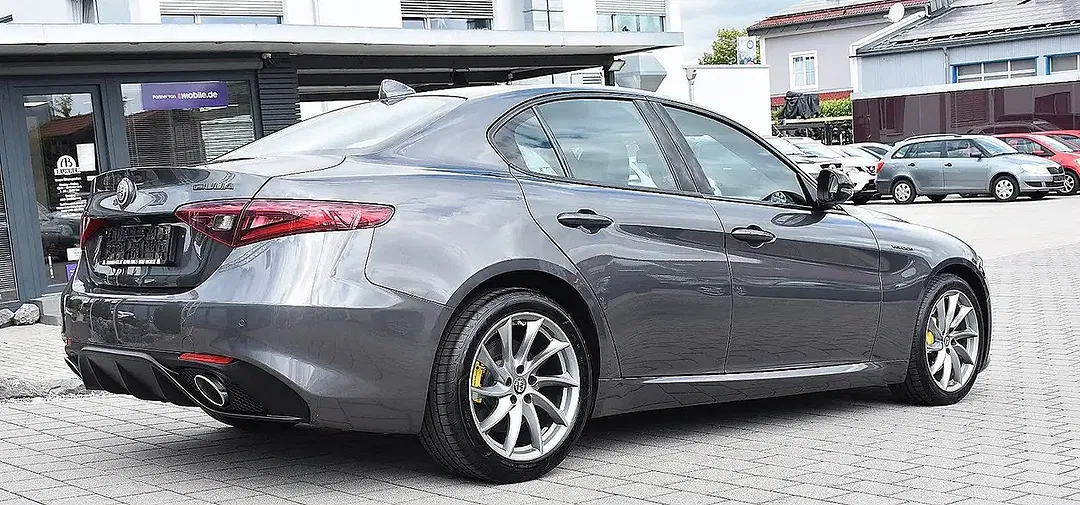 Alfa Romeo Giulia Q4 Veloce - Thumbnail 11