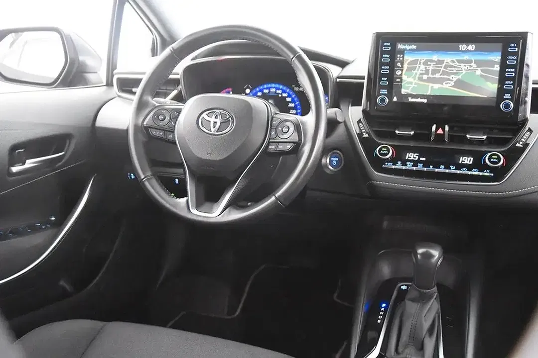 Toyota Corolla Hybrid - Thumbnail 6